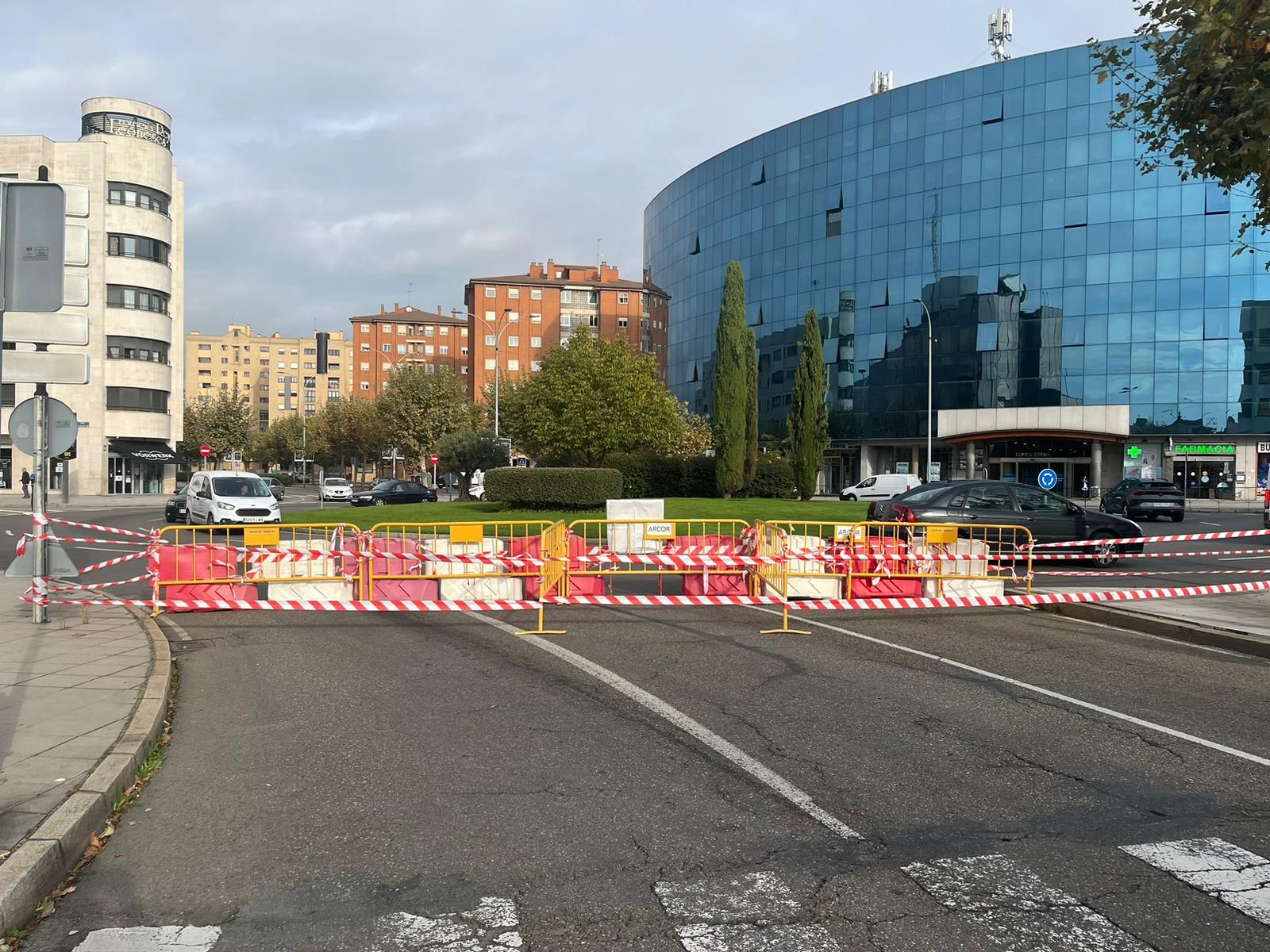 Cierre al tráfico y obras de canalización en Reyes Leoneses