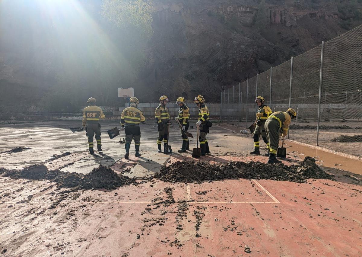 Imagen secundaria 1 - Imágenes de los bomberos forestales de la Brif Tabuyo.