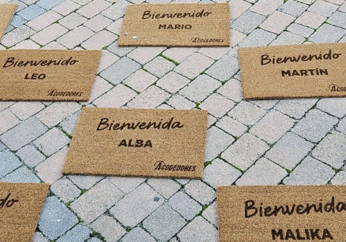 Felpudos con nombres serigrafiados de niños, niñas y adolescentes en busca de una casa de acogida