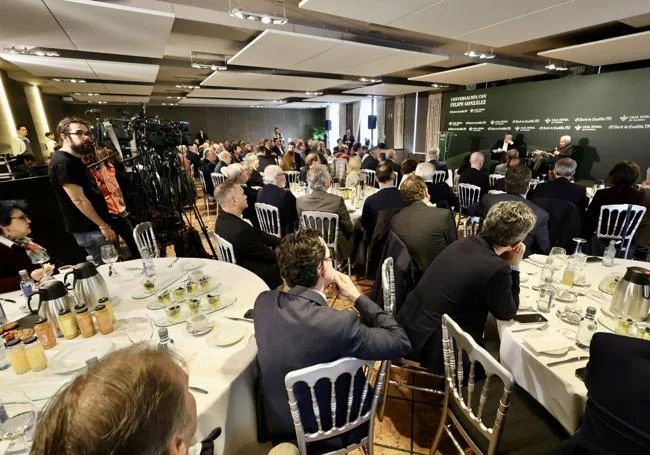 Público asistente en el salón del AC Palacio de Santa Ana que acogió el acto.