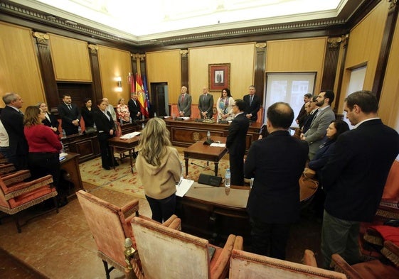 Minuto de silencio en el pleno extraordinario del Ayuntamiento de León.