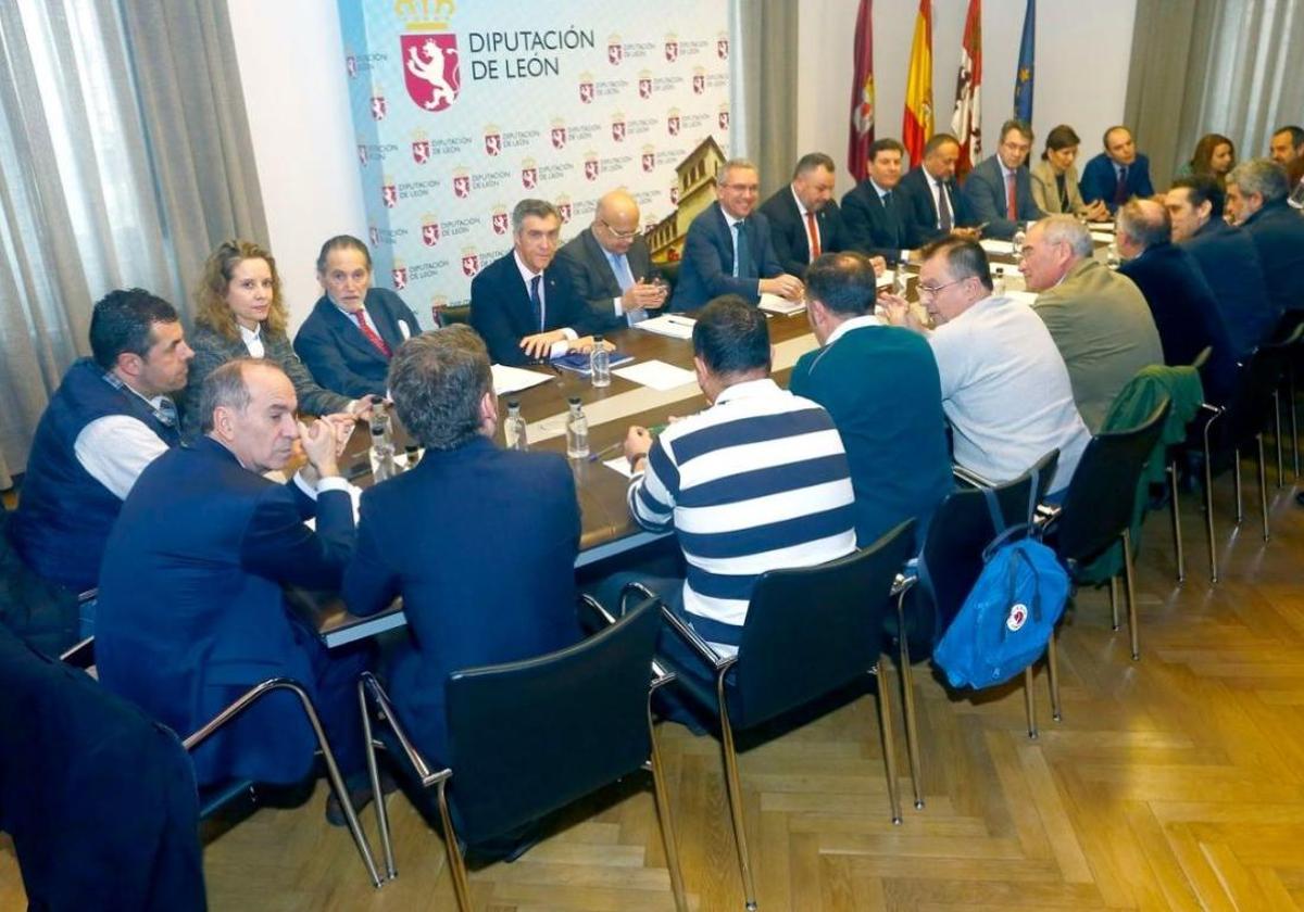 Primer encuentro celebrado de la Mesa por León.