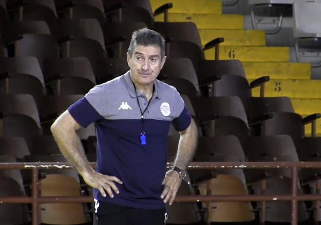 Manolo Cadenas entrenando al Ademar