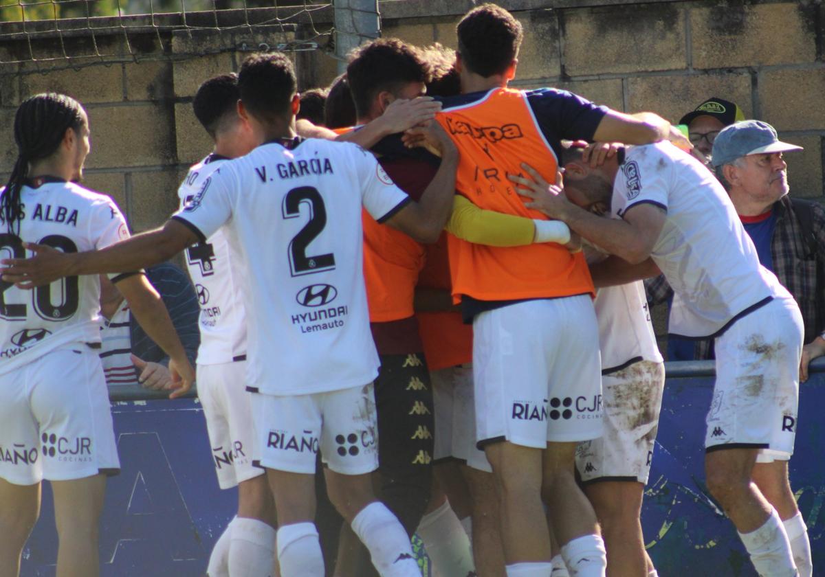 Los jugadores de la Cultural celebran el gol de Rodri en Urritxe