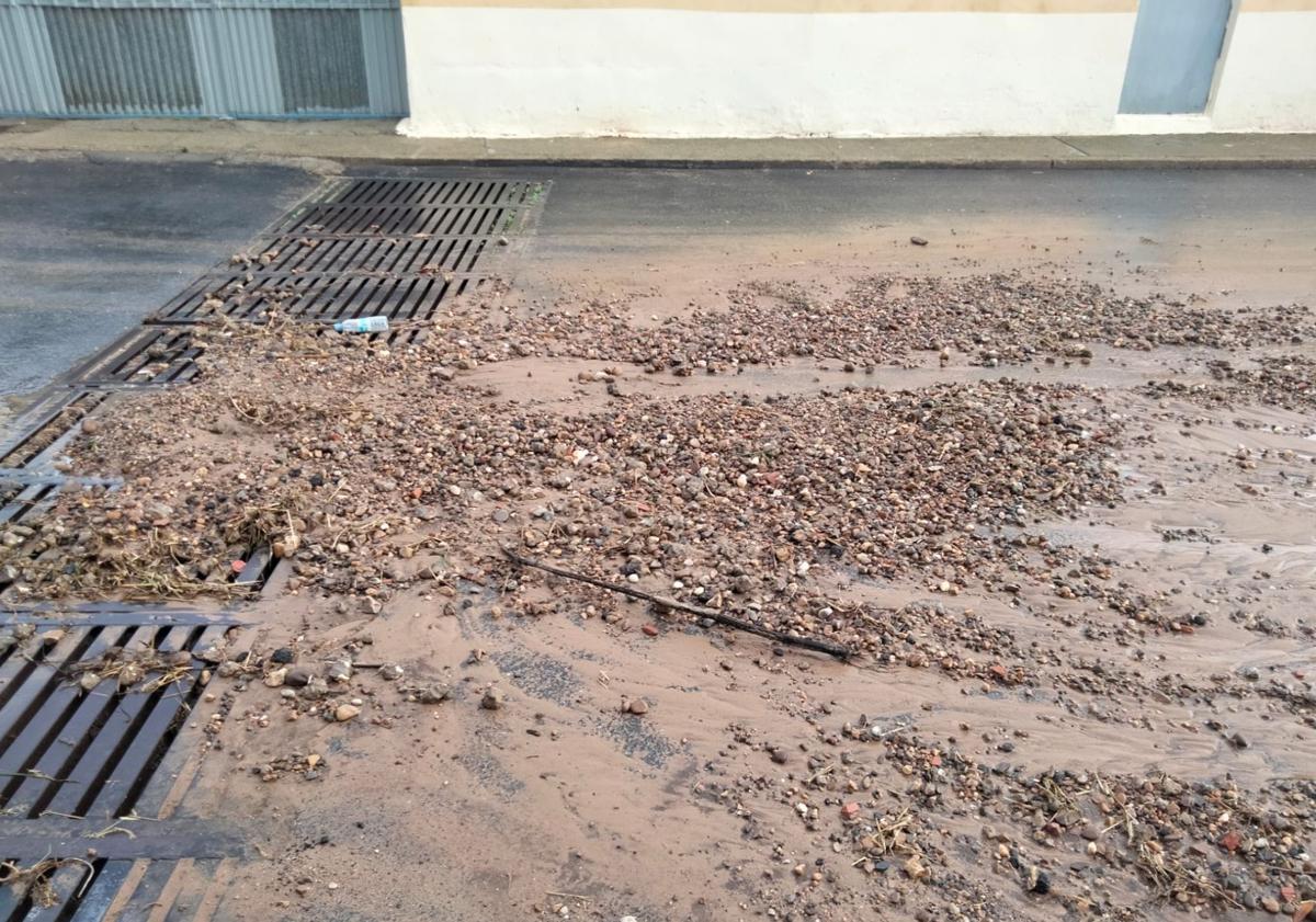 Imagen principal - La tierra y demás materiales arrastrados atascan el alcantarillado haciendo que el agua vuelva a subir por los desagues.