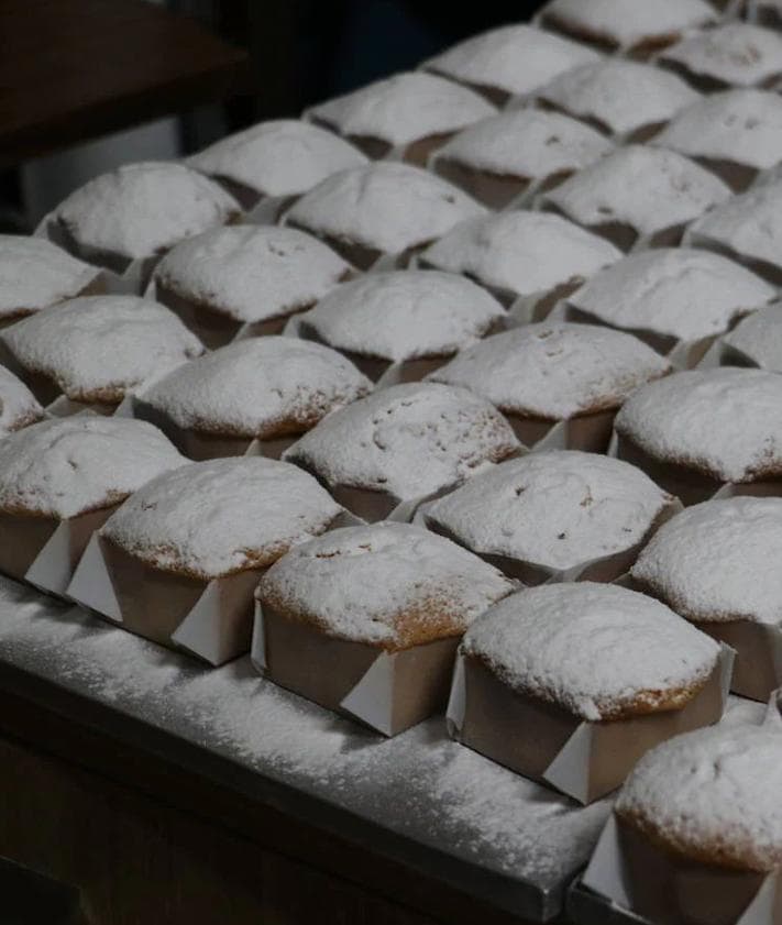 Imagen secundaria 2 - Sor Marta preparando los dulces que venden en el monasterio.