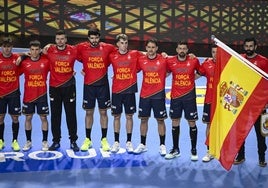 Carlos Álvarez, a la izquierda, durante el minuto de silencio por las víctimas de las inundaciones en Valencia previo a la disputa del partido ante Italia.