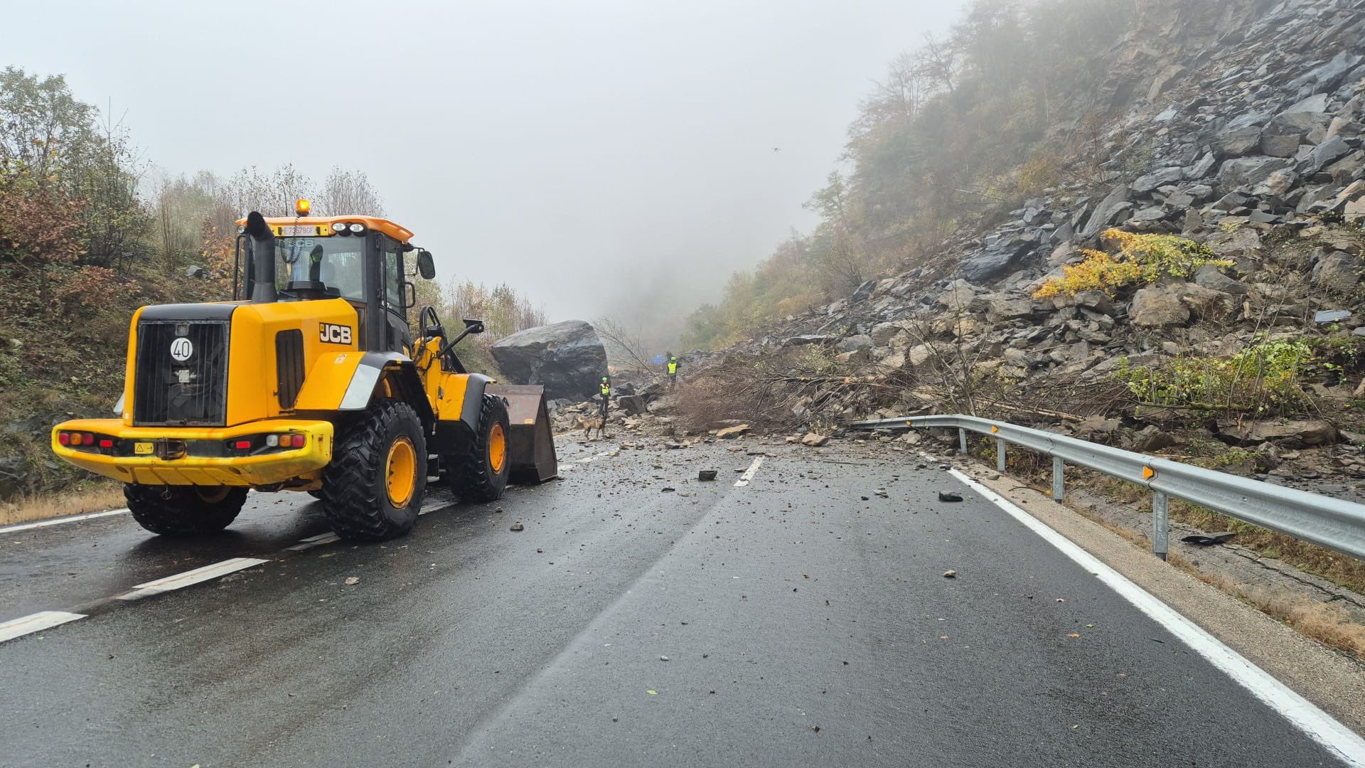 Las imágenes del gran argayo que corta la autopista entre León y Asturias