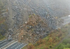 El argayo impide la comunicación por autovía entre León y Asturias.