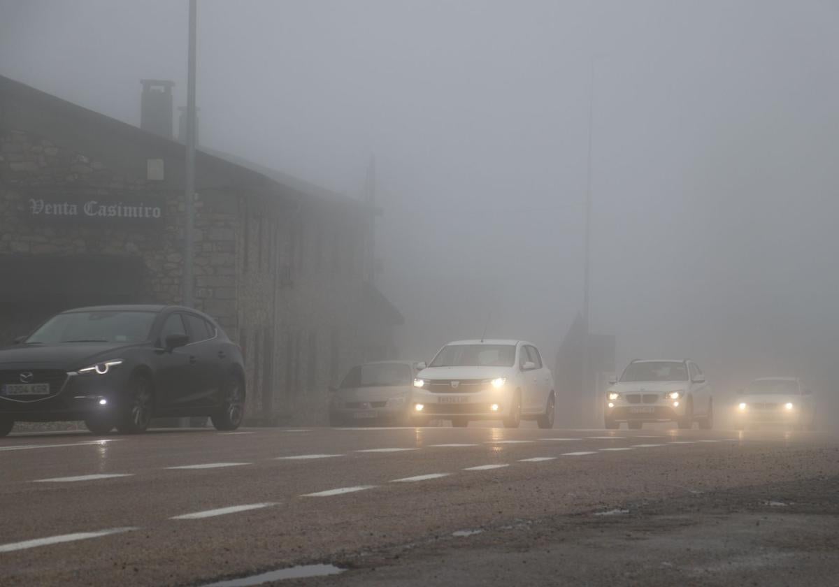 Pajares vuelve al pasado: niebla y camiones entre Asturias y León