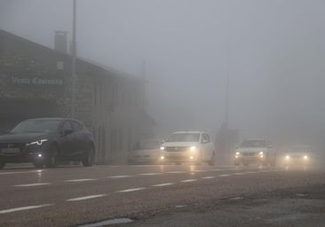 Pajares vuelve al pasado: niebla y camiones entre Asturias y León