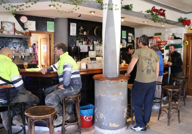 Clientes en el restaurante Santa Lucía.