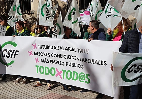 Concentración de CSIF frente a la subdelegación del gobierno de León.