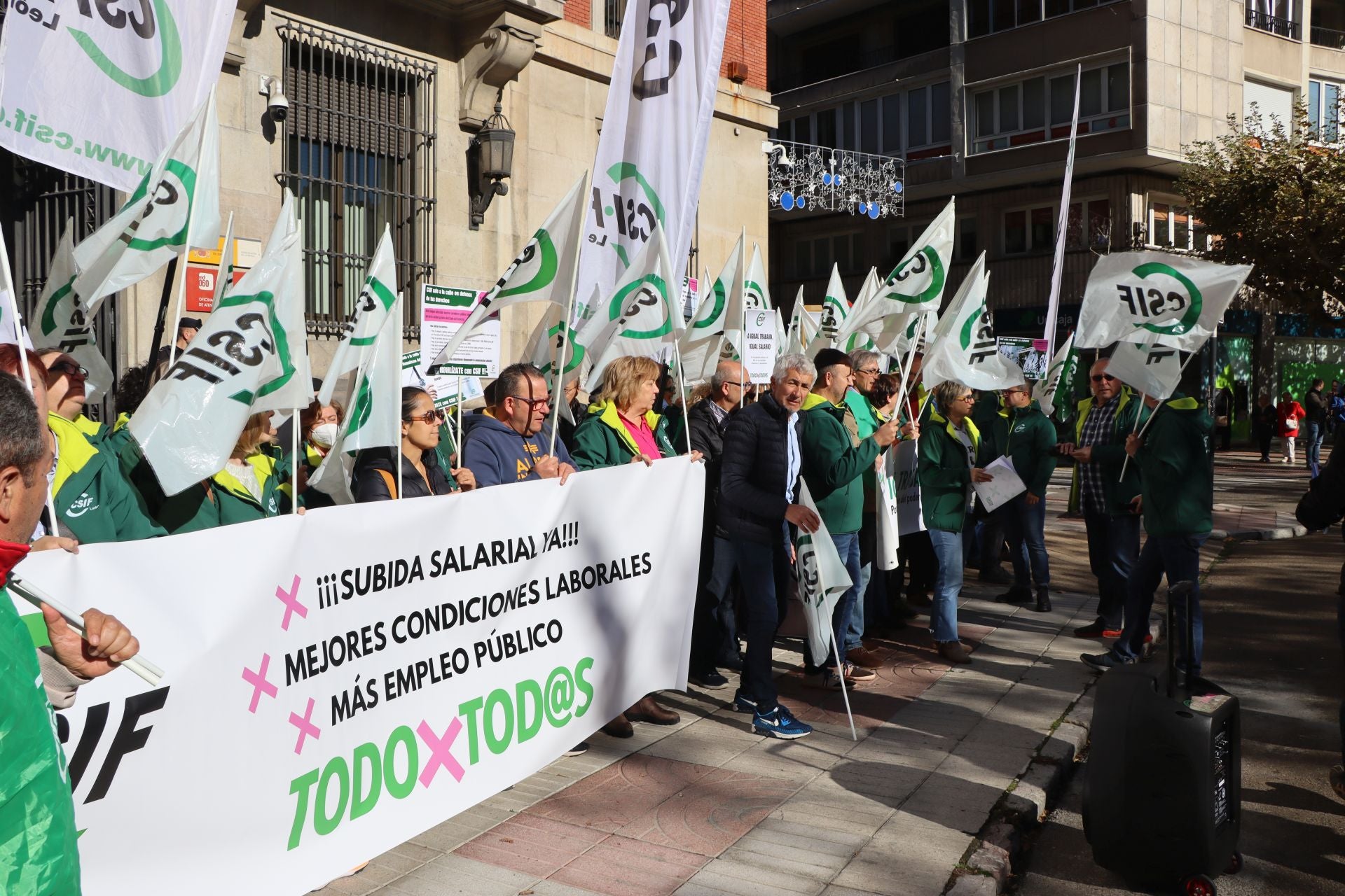 Imagen secundaria 2 - Lectura del manifiesto por parte de la presidenta de la Unión Provincial de CSIF León, Ofelia Rodríguez González 