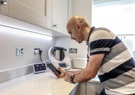 Víctor Alonso controlando los dispositivos de la casa domótica.