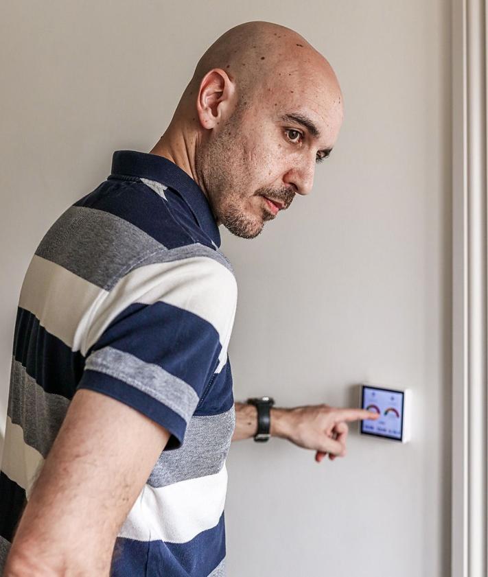 Imagen secundaria 2 - El sistema de Víctor Alonso permite controlar todos los aspectos de la casa en un mismo lugar. 