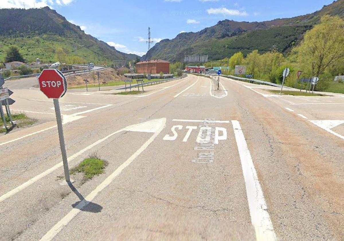 Cruce con la carretera a Casares donde piden más control del tráfico.