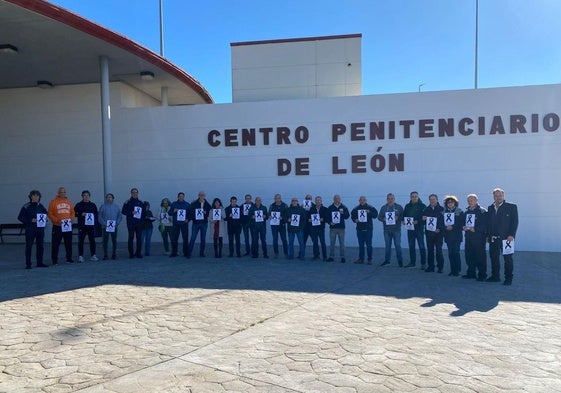 Concentración a las puertas del centro penitenciario de León.