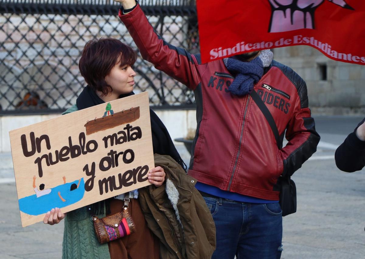 Imagen secundaria 1 - Concentración de studiantes frente a la cas Botines.