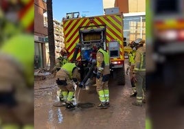 Bomberos de León trabajando en la red de saneamiento de Paiporta.