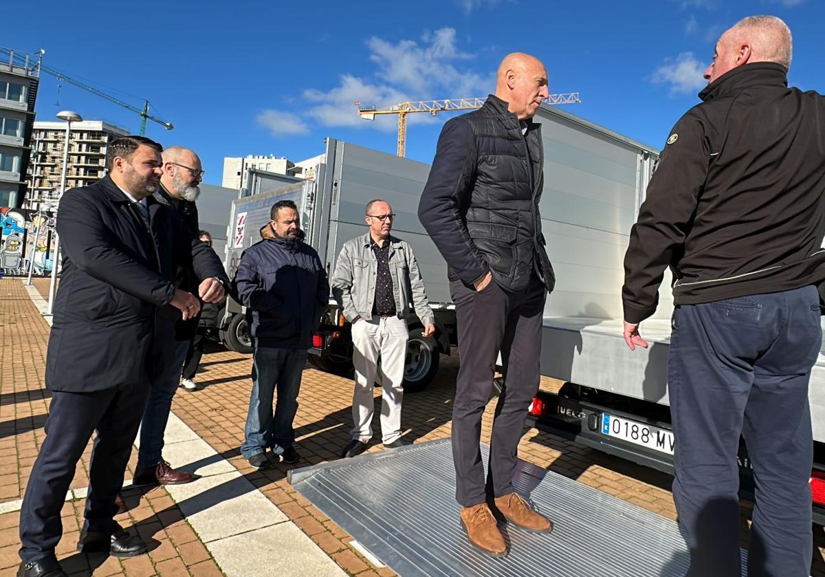 El alcalde de León, José Antonio Diez, acudió a la entrega de estos nuevos vehículos.