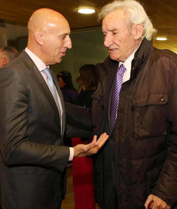 Imagen secundaria 2 - Luis del olmo durante la gala de entrega de premios Leonoticias.