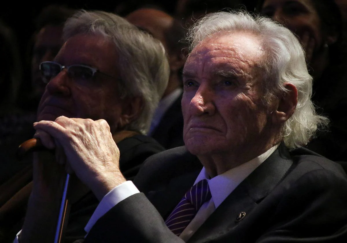 Imagen principal - Luis del olmo durante la gala de entrega de premios Leonoticias.