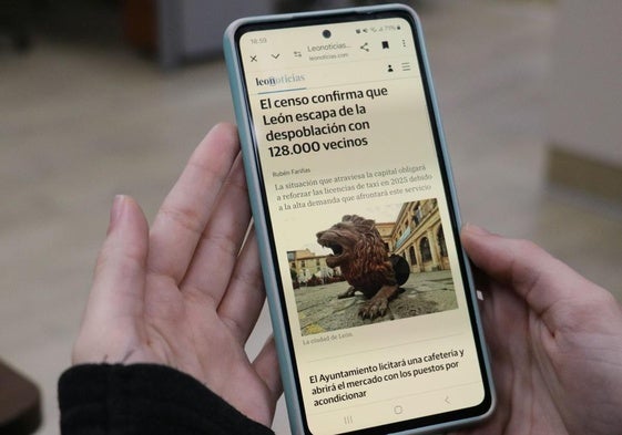 Un usuario consulta la web de leonoticias en su móvil.