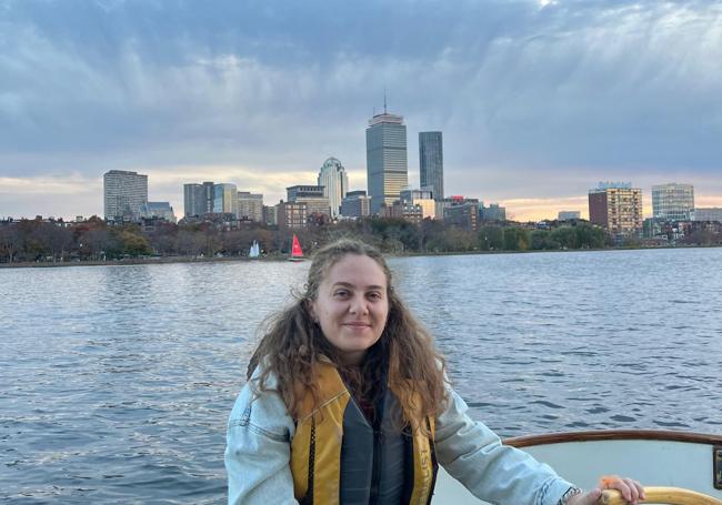 Ana Pascual con el skyline de Boston de fondo.