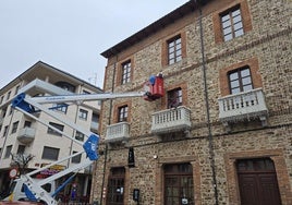 Instalación de las luces navideñas en La Bañeza.