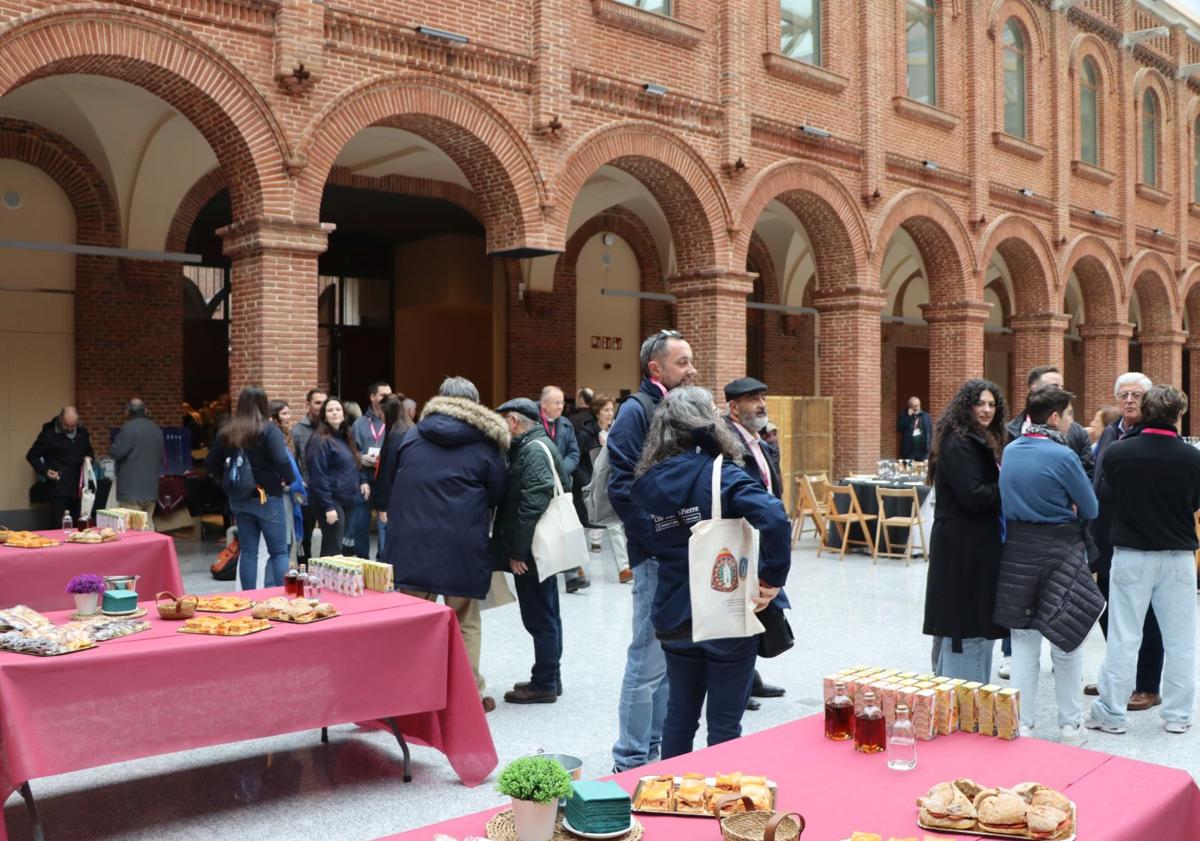 Imagen principal - La inauguración de las jornadas se celebró en el Museo Diocesano y de Semana Santa de León. 