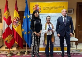 La Asociación Leonesa Simone de Beauvoir representada por su presidenta, María Encina Gutiérrez, recoge el premio Meninas 2024.