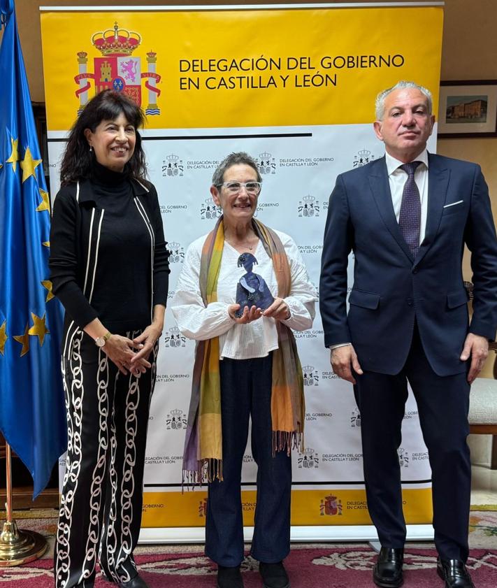 Imagen secundaria 2 - María García Álvarez, fundación Familia Monoparentales Isadora Duncan y María Encina Gutiérrez, recogiendo el premio Meninas 2024. 