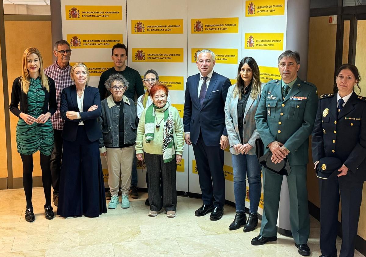 Imagen principal - María García Álvarez, fundación Familia Monoparentales Isadora Duncan y María Encina Gutiérrez, recogiendo el premio Meninas 2024. 