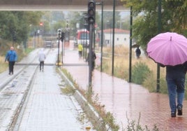 Gente paseando por la vía muerta de Feve.