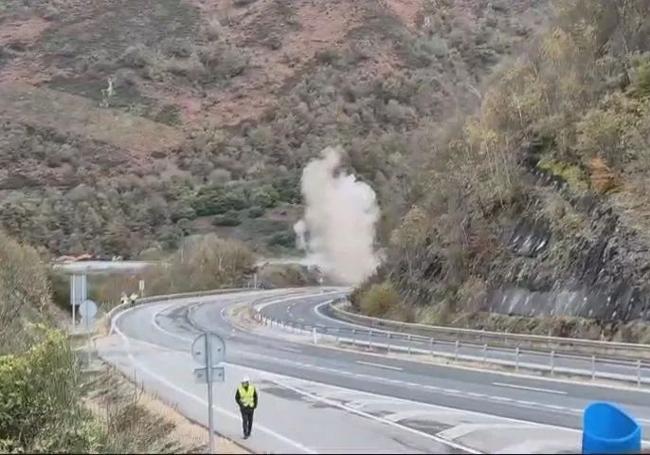 Voladura en la zona del argayo en la AP-66.