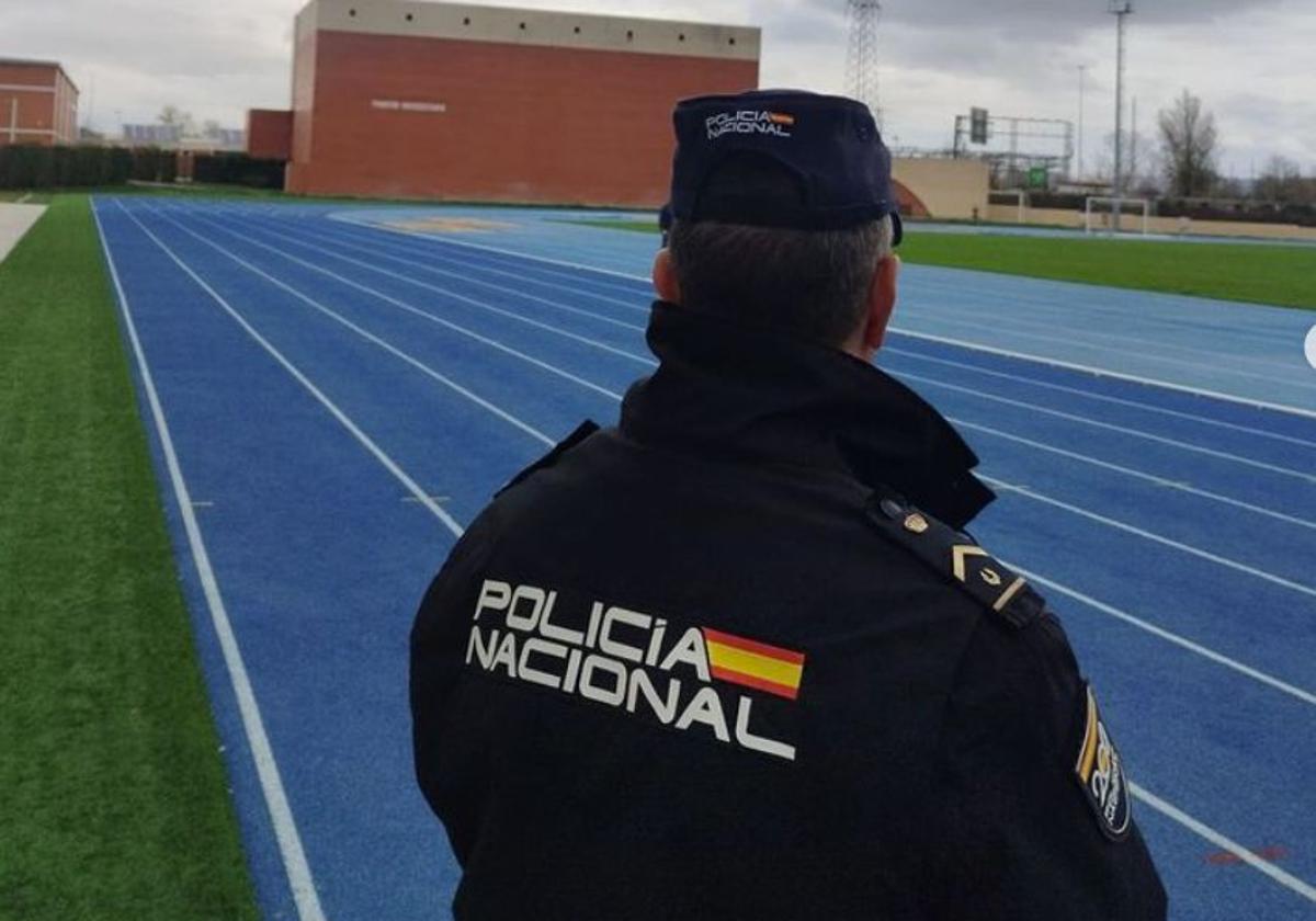 Oposiciones de la Policía Nacional en las pistas de atletismo de la ULE.