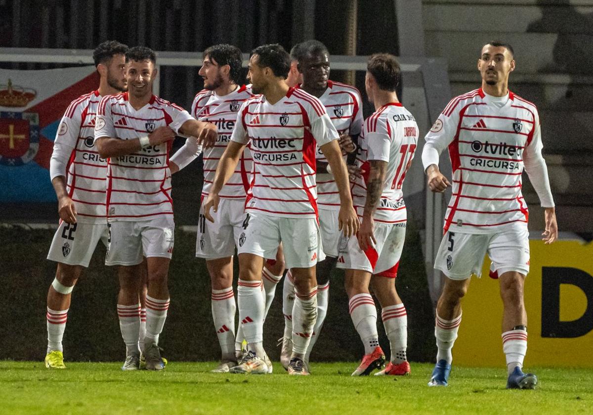 Los jugadores de la Deportiva celebran el gol.