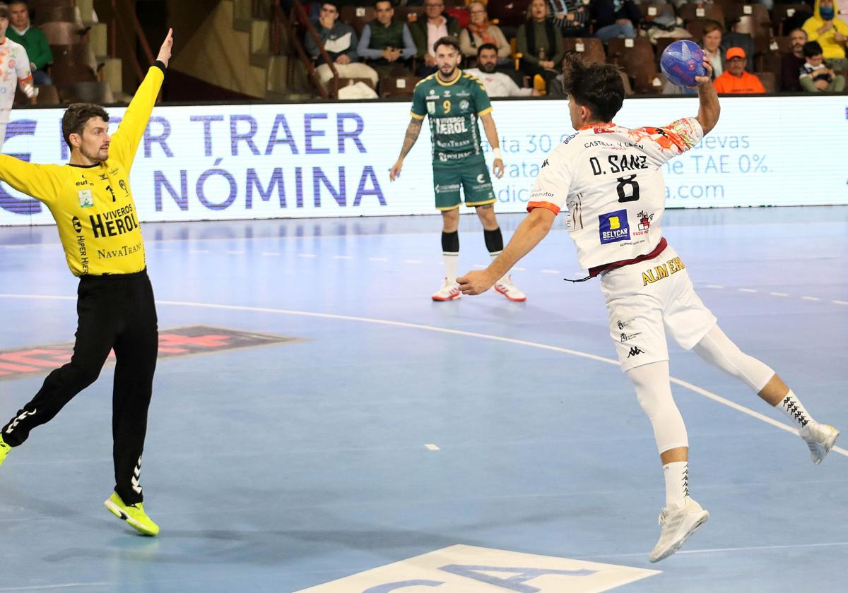 Darío Sanz, en el partido ante Nava de este sábado.