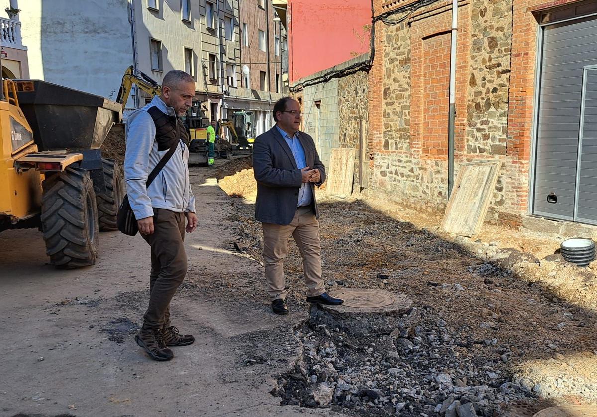 Obras en la calle Progreso de La Bañeza.