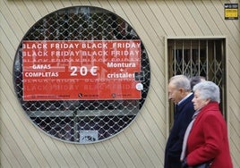 Un comercio muestra ofertas para el Black Friday.