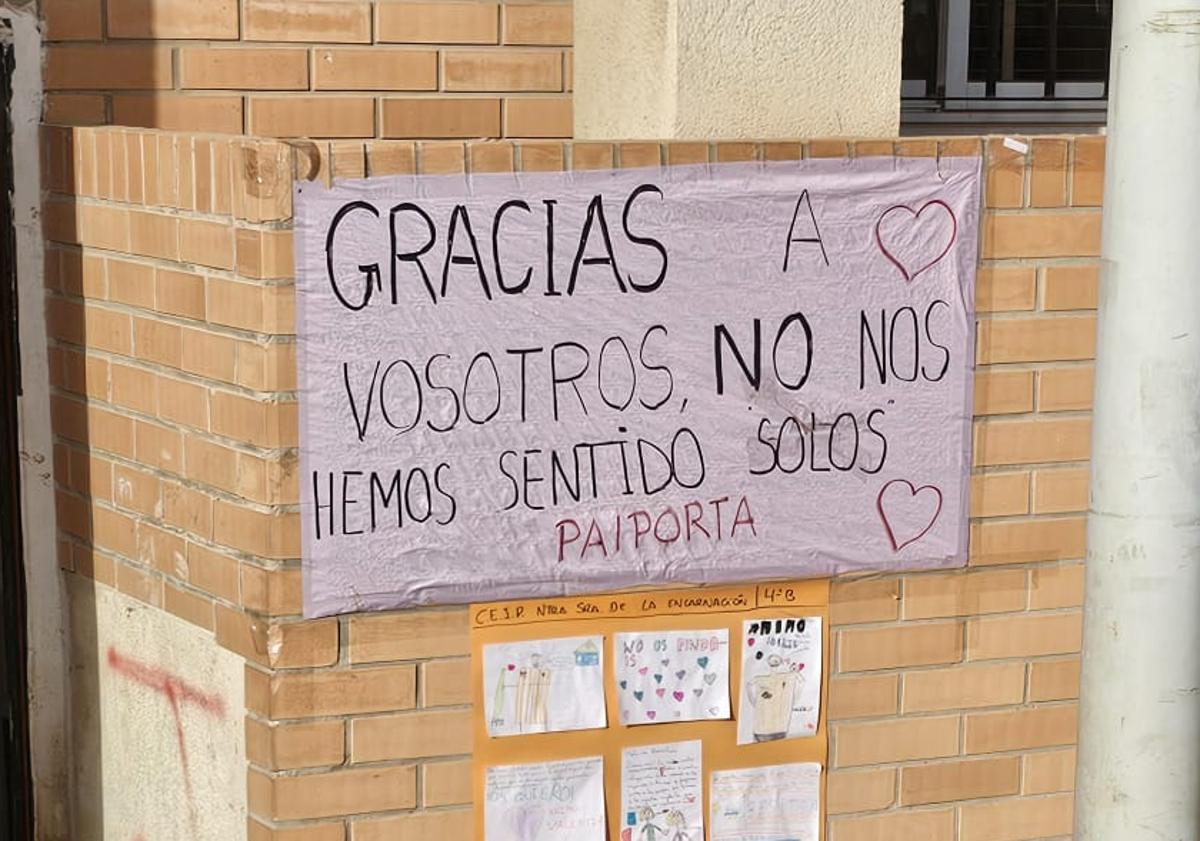 Imagen principal - Imágenes de los gestos de cariño a los Bomberos de León.