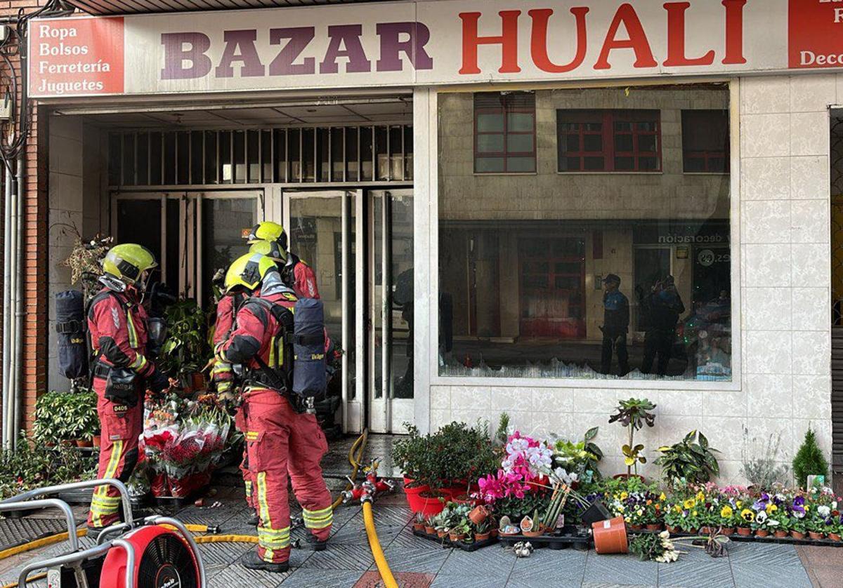 Intervención de los bomberos en este bazar.