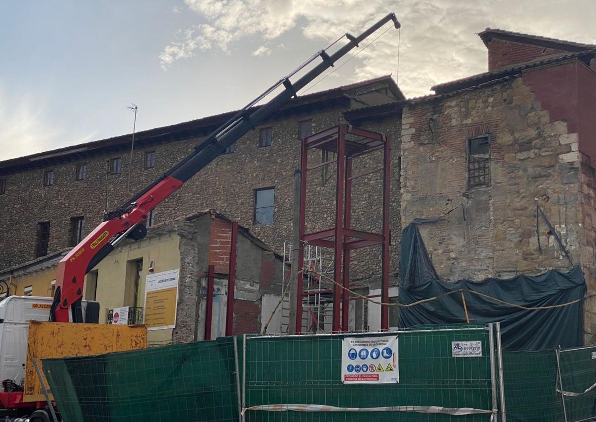 Imagen secundaria 1 - Avances en las obras en el solar del antiguo Casa Luisón.