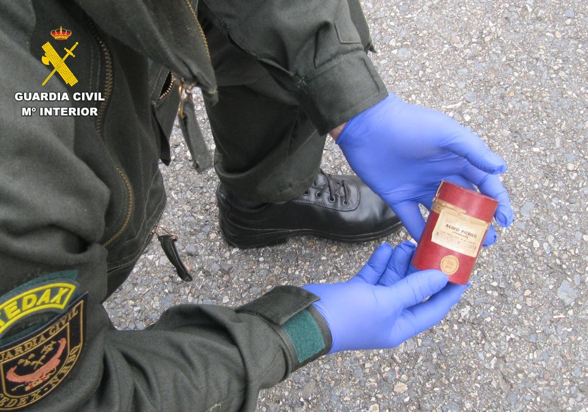 Imagen de uno de los botes retirados por la Guardia Civil.