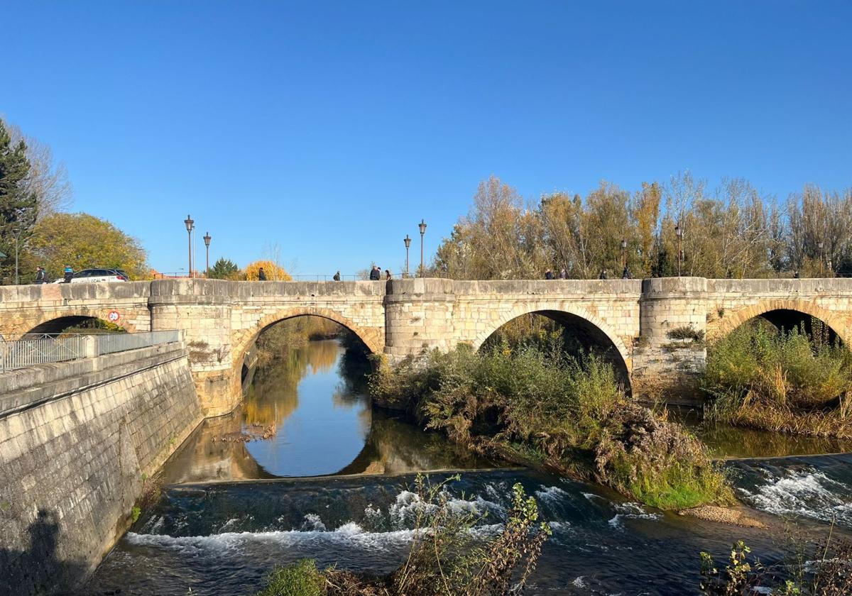 Rescatan a un hombre que se había caído al río Bernesga