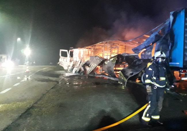 El camión calcinado en la N-630 a la altura del peurto de Pajares.