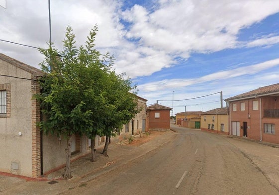 Inicio de la calle Carretera en Matanza de los Oteros.