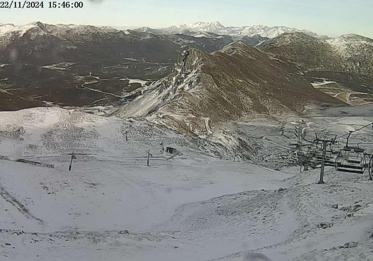 Imagen principal - La nieve en diferentes puntos y alturas de la estación de San Isidro.