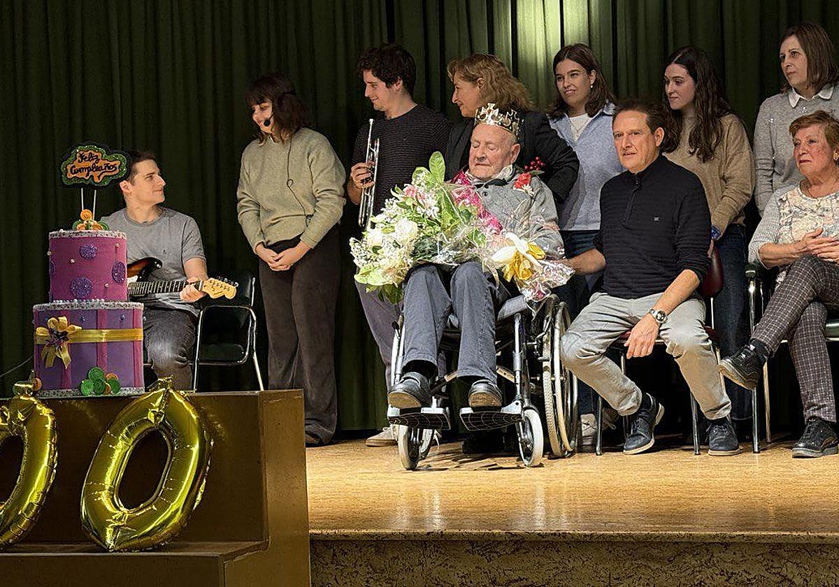 Alfonso, en el centro de la imagen, rodeado de seres queridos en el acto en la residencia.